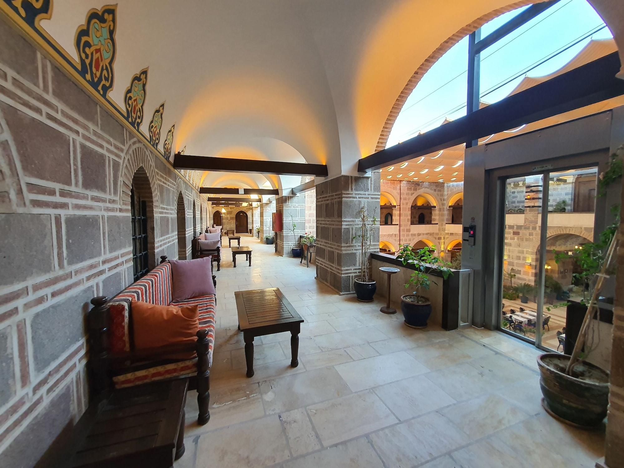 Cesme Kanuni Kervansaray Historical Hotel Exterior photo