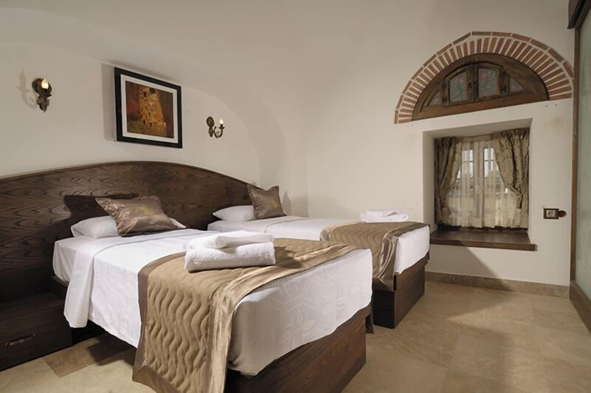 Cesme Kanuni Kervansaray Historical Hotel Exterior photo