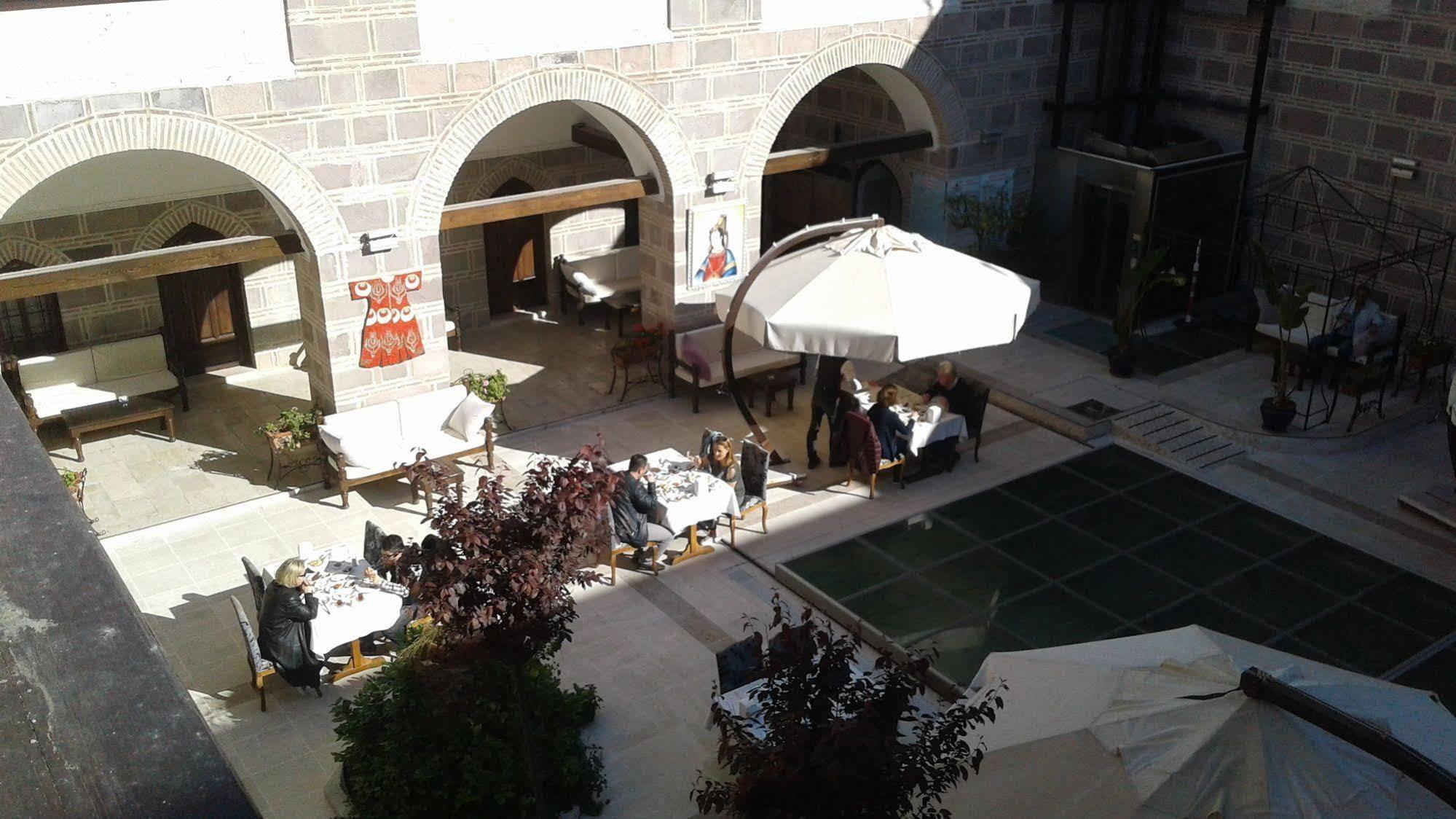 Cesme Kanuni Kervansaray Historical Hotel Exterior photo